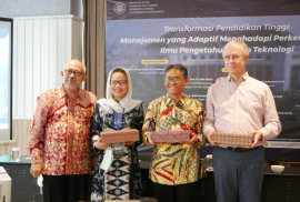 Pemberian Souvenir dari Kaprodi MMPT Dr. Ir. R. Wahyu Supartono kepada : 1.Prof. Ir. Siti Malkhamah, M.Sc., Ph.D 2.Prof. Ir. Panut Mulyono, M.Eng., D.Eng., IPU, ASEAN Eng 3.Prof Dr. Peter Mayer.
